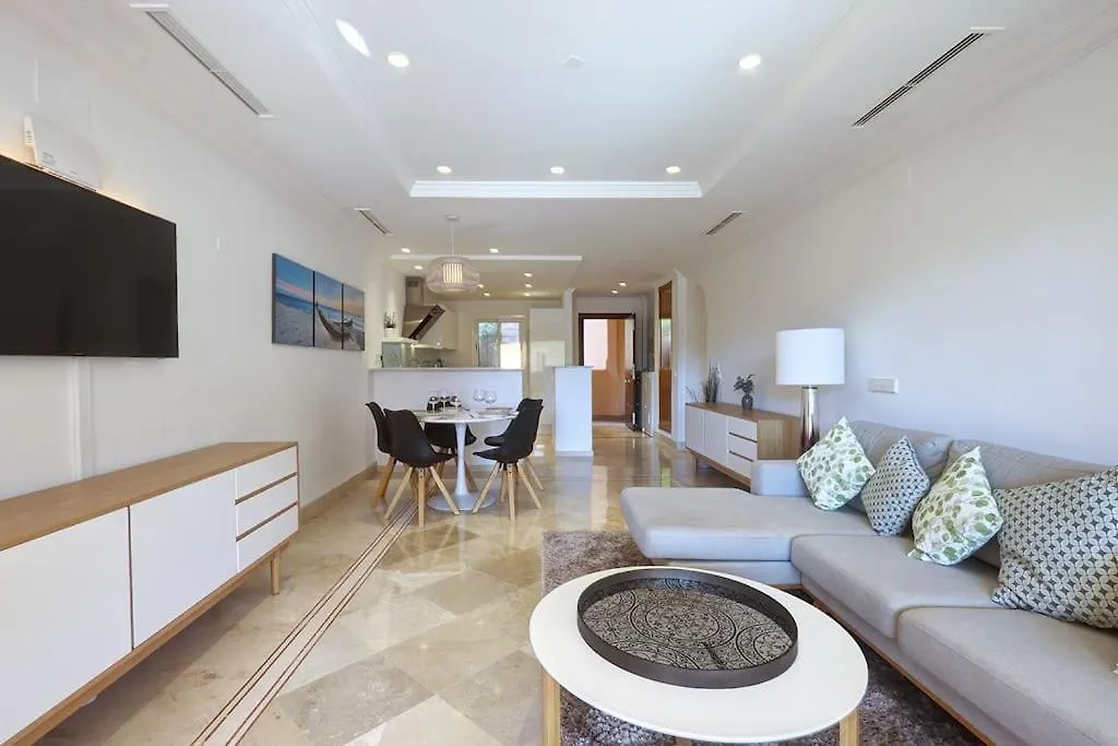 Stunning 2 Bedroom Apartment In Aloha Hill Club 马尔韦利亚