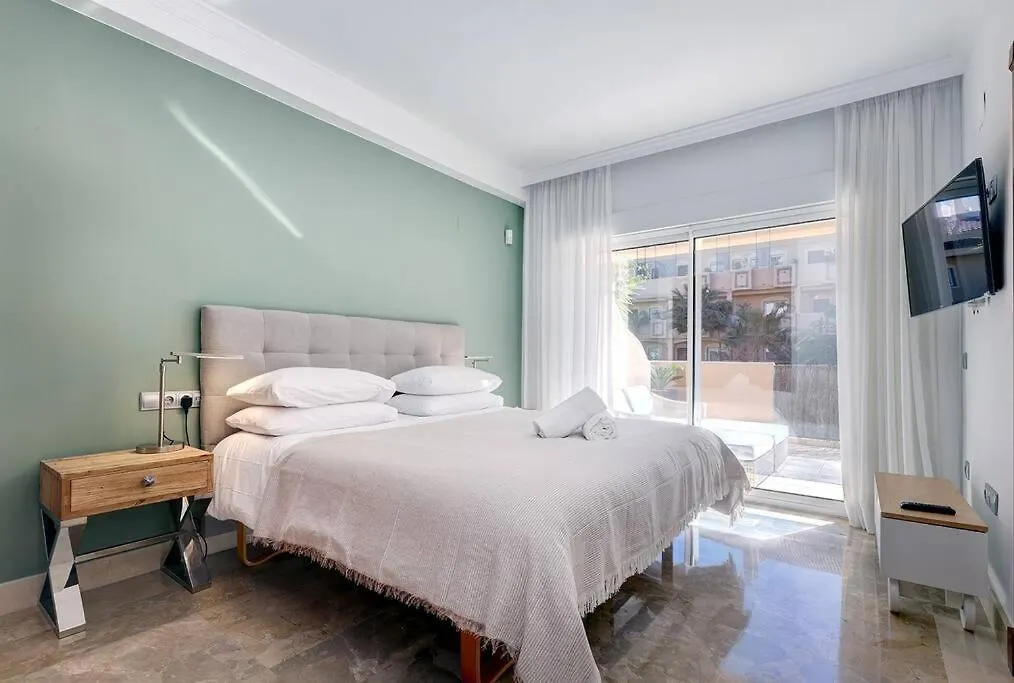 Stunning 2 Bedroom Apartment In Aloha Hill Club 马尔韦利亚