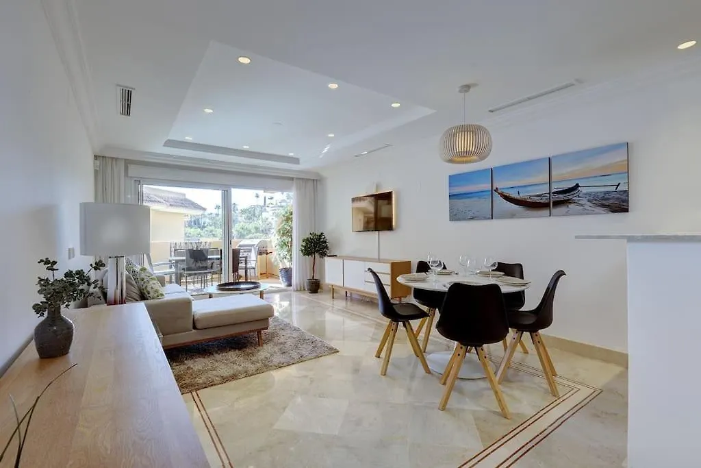 Stunning 2 Bedroom Apartment In Aloha Hill Club 马尔韦利亚
