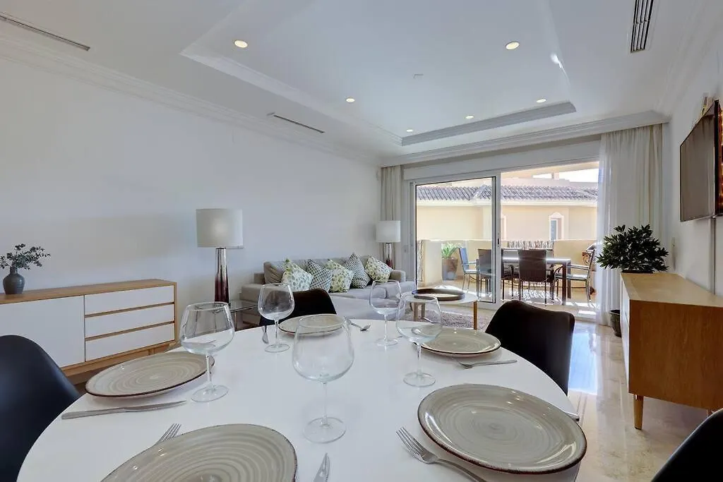 Stunning 2 Bedroom Apartment In Aloha Hill Club 马尔韦利亚