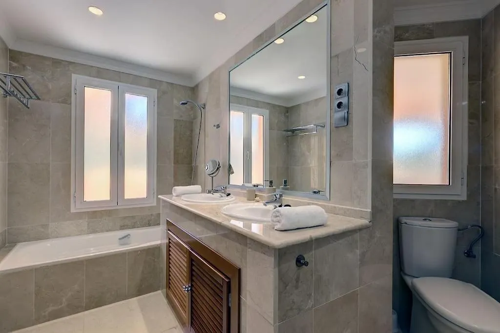Stunning 2 Bedroom Apartment In Aloha Hill Club 马尔韦利亚