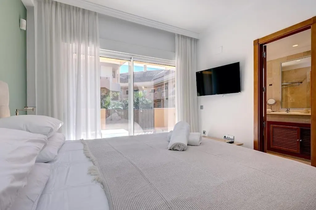 Stunning 2 Bedroom Apartment In Aloha Hill Club 马尔韦利亚 0*,