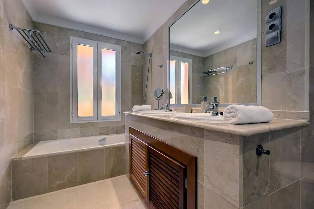 Stunning 2 Bedroom Apartment In Aloha Hill Club 马尔韦利亚