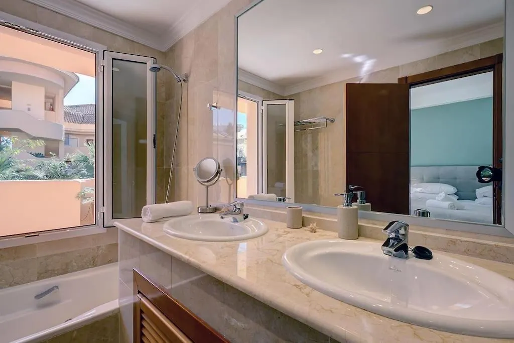 Stunning 2 Bedroom Apartment In Aloha Hill Club 马尔韦利亚