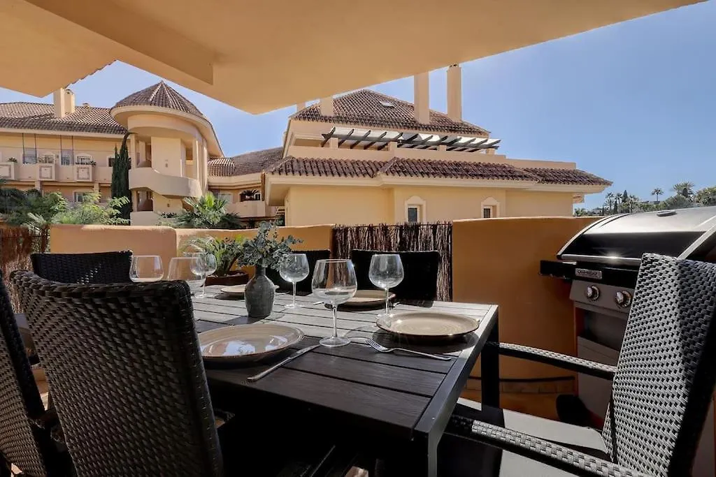 Stunning 2 Bedroom Apartment In Aloha Hill Club 马尔韦利亚