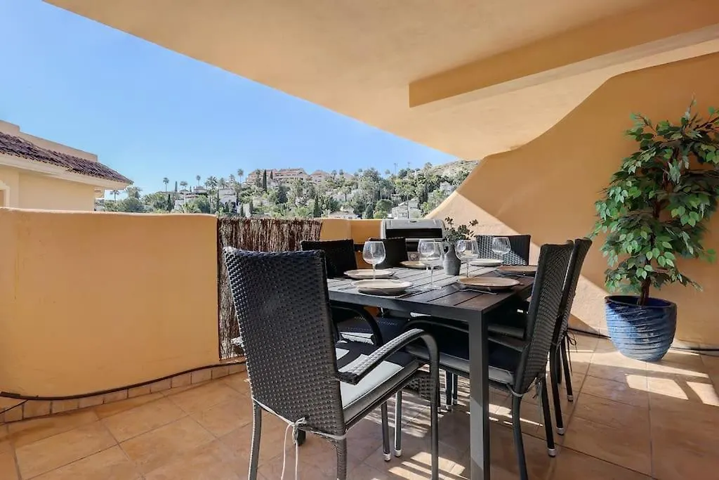 Stunning 2 Bedroom Apartment In Aloha Hill Club 马尔韦利亚