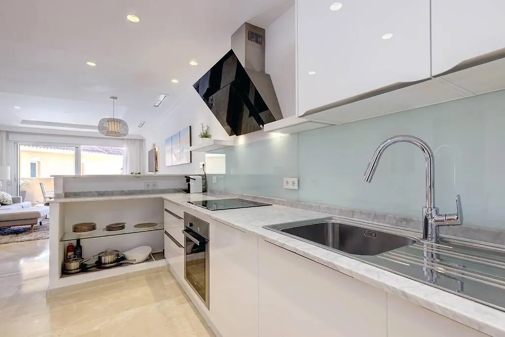 Stunning 2 Bedroom Apartment In Aloha Hill Club 马尔韦利亚