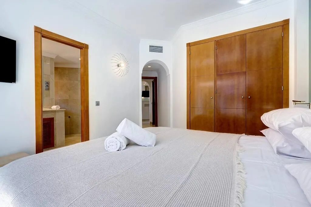 Stunning 2 Bedroom Apartment In Aloha Hill Club 马尔韦利亚